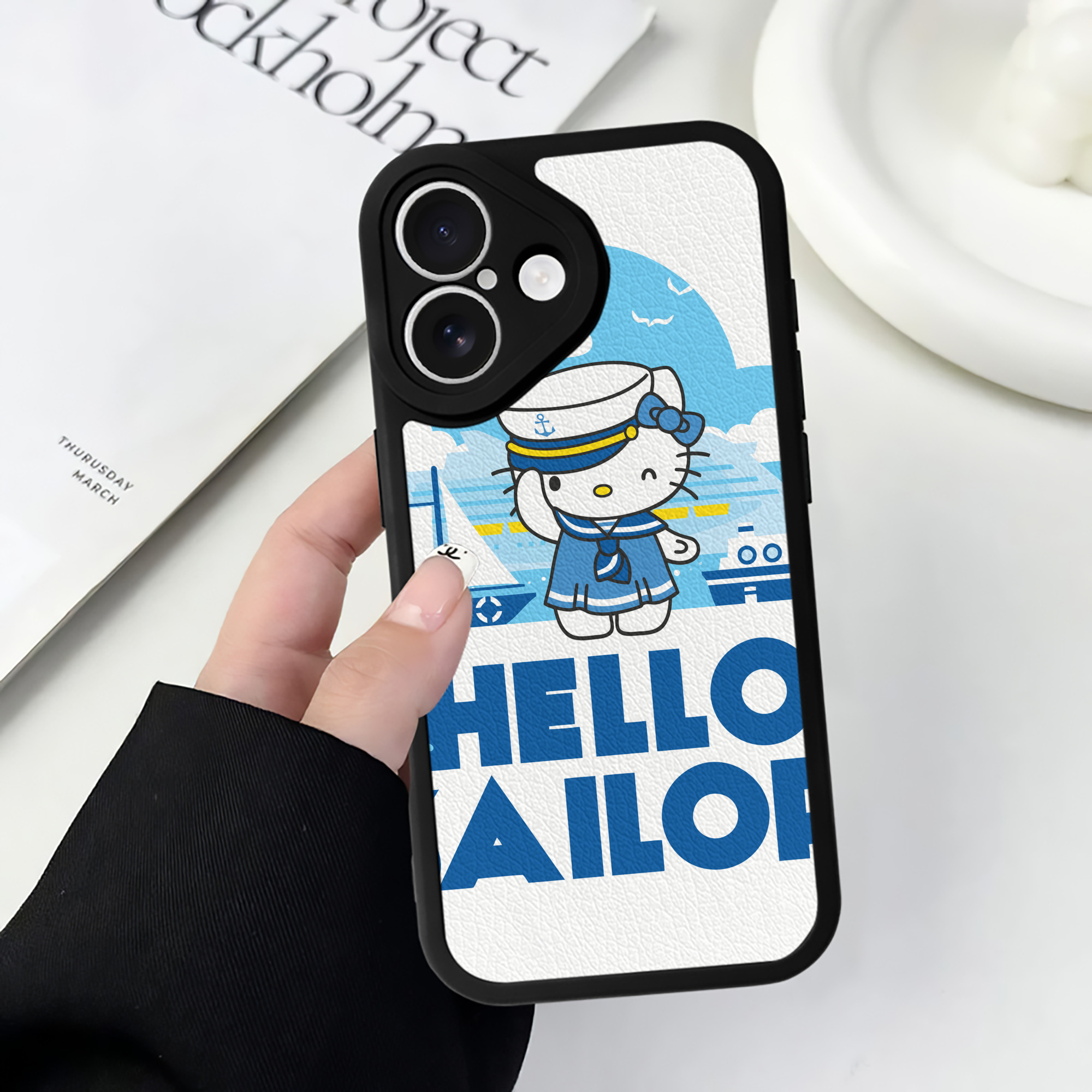 （画像用） Hello Kitty ハローキティ 【iPhone 16シリーズ対応】シリコンスマホケース（レザー調） 材質：シリコン